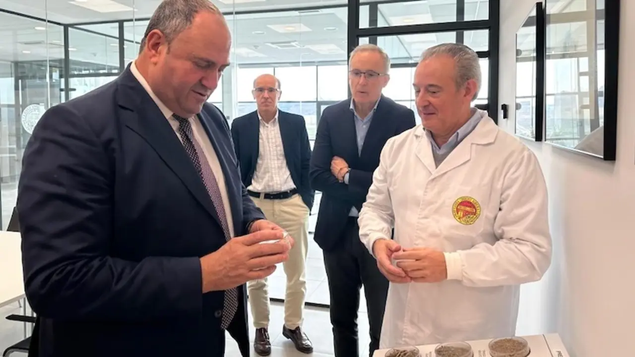 El consejero de Agricultura, Ganadería y Desarrollo Rural, Julián Martínez Lizán, durante la visita que ha realizado a la Panificadora Conquense Agrícola