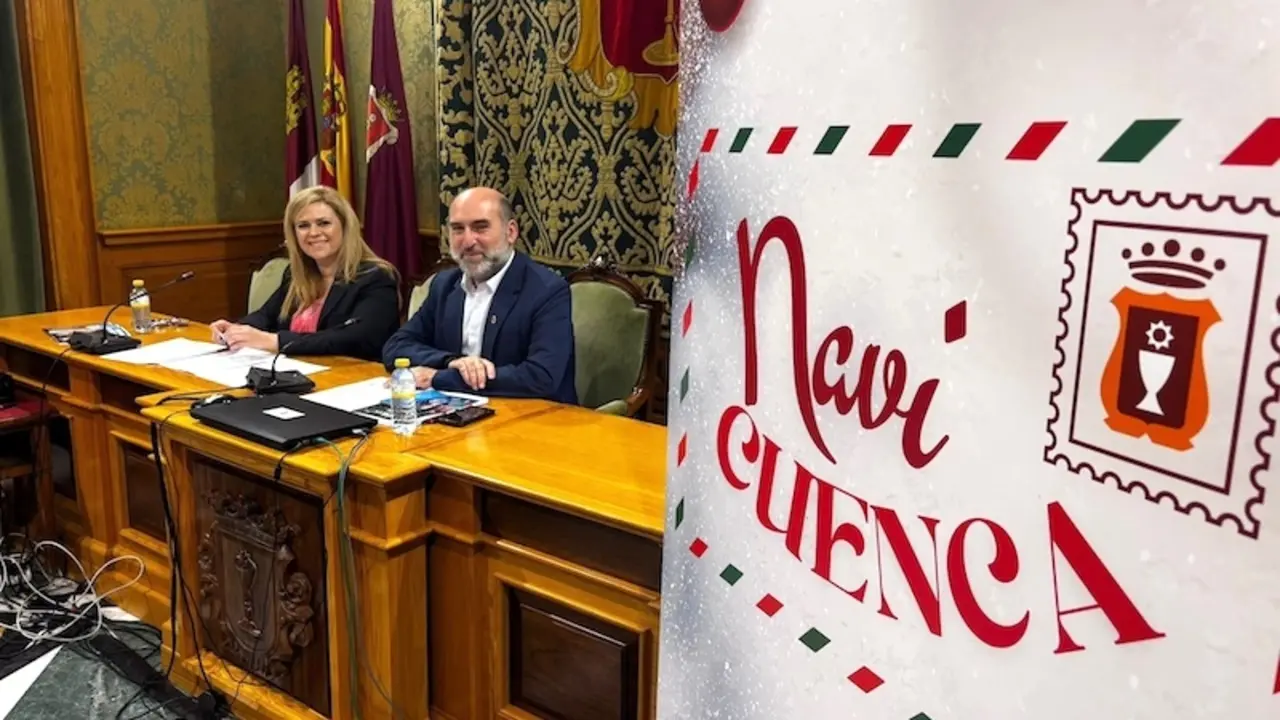 El concejal de Festejos, Alberto Castellano y la responsable de Cultura, María Ángeles Martínez, han presentado la programación de Navidad de Cuenca