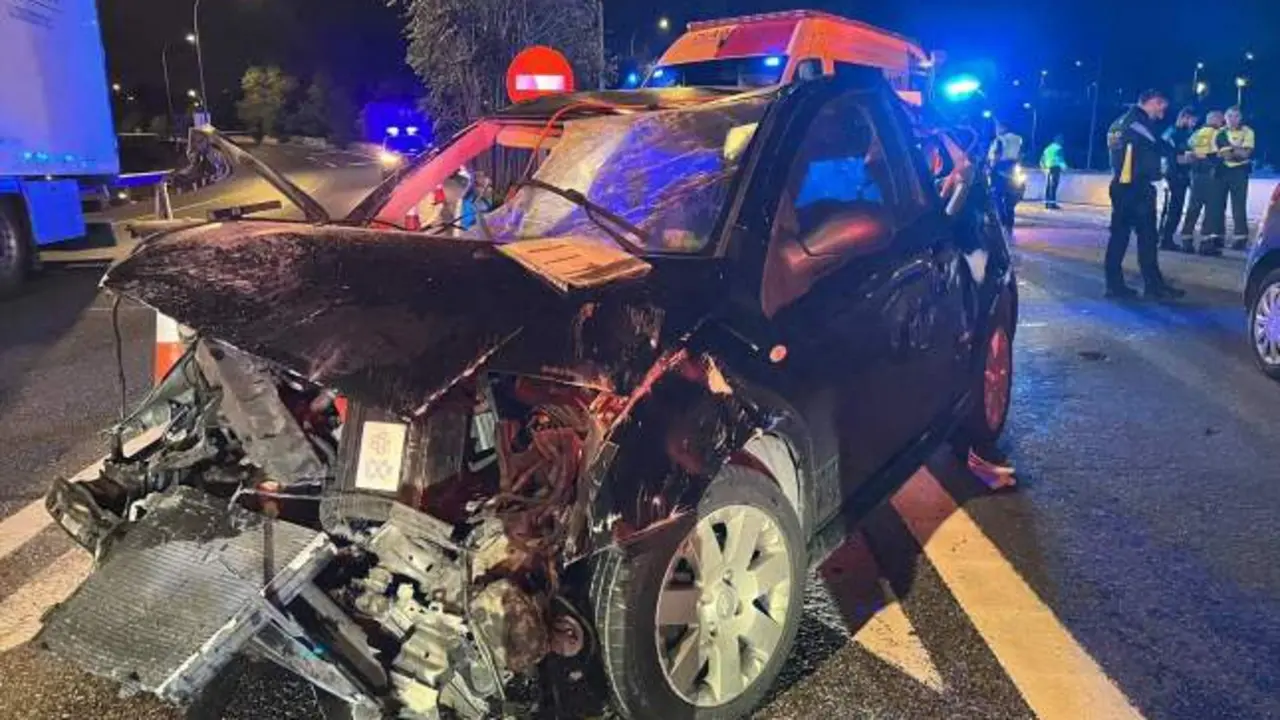 Al menos un muerto y 2 heridos al estrellarse un coche contra una parada de bus, accidente de tráfico, choque, colisión,