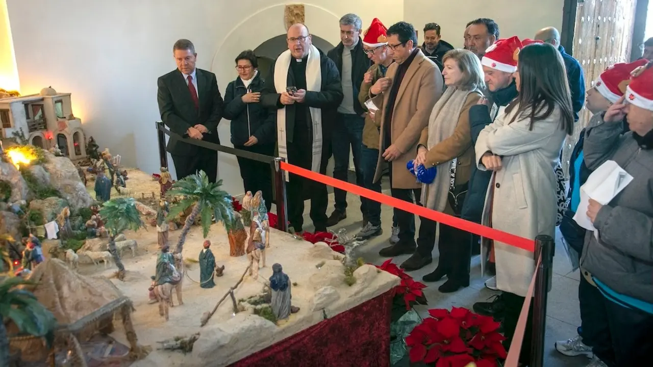 El presidente de Castilla-La Mancha, Emiliano García-Page, ha inaugurado en Toledo el belén navideño que la Asociación Provincial de Familias de Personas con Discapacidad Intelectual y del Desarrollo de la provincia de Toledo (APANAS) instala en el Palacio de Fuensalida