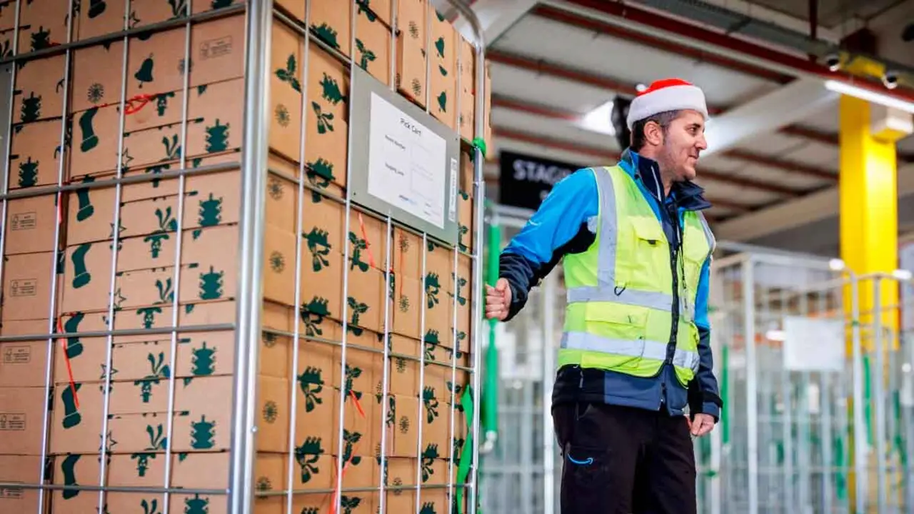 En la imagen de archivo un trabajador de un centro logístico trabajando durante la campaña de Black Friday y de Navidad, logística, almacén, empleado,