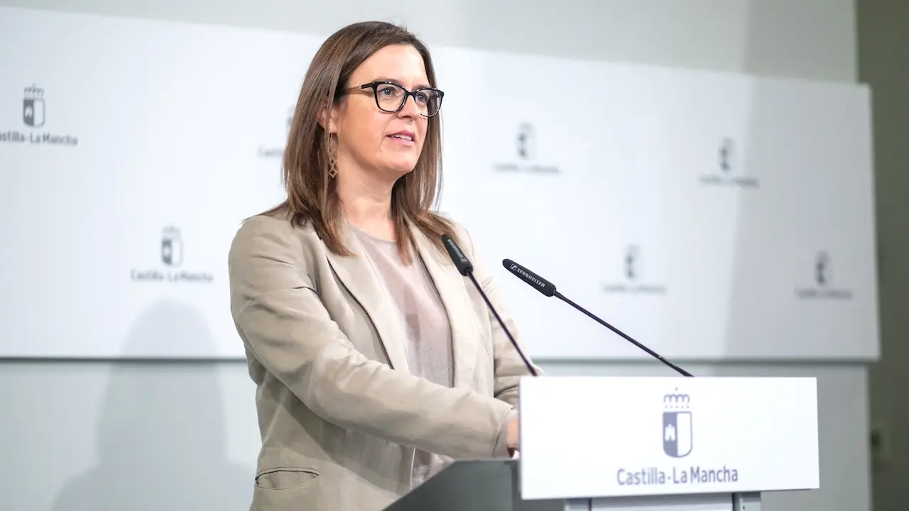 La consejera portavoz del Gobierno de Castilla-La Mancha, Esther Padilla, durante la rueda de prensa que ha ofrecido para informar de los asuntos del Consejo de Gobierno