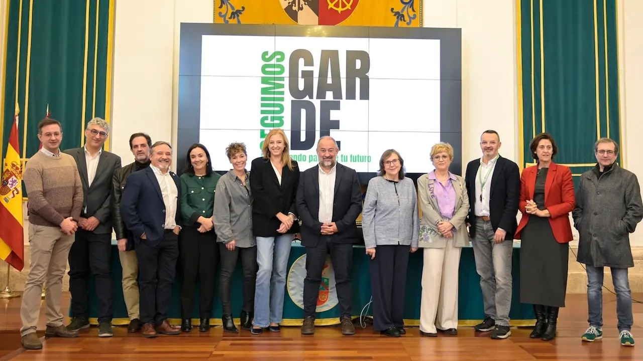El reelegido rector de la Universidad de Castilla-La Mancha (UCLM), Julián Garde (c), posa junto a miembros de su equipo actual, este miércoles en Ciudad Real - EFE/ Jesus Monroy