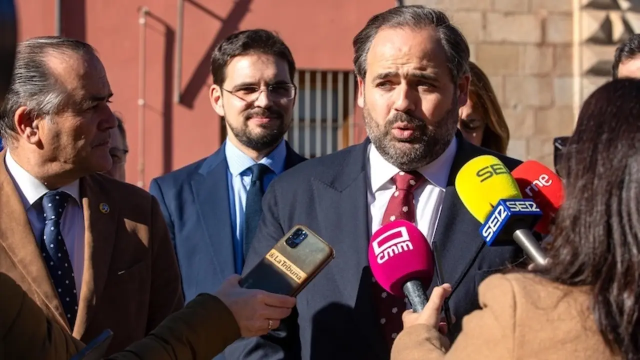 El presidente del PP de Castilla-La Mancha, Paco Núñez, atendiendo a los medios de comunicación este miércoles en Talavera de la Reina (Toledo)