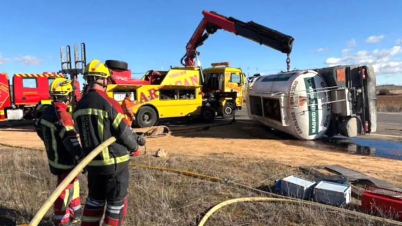 Vuelca un camión con 10.000 litros de gasoil en Noblejas y vierte parte de la carga