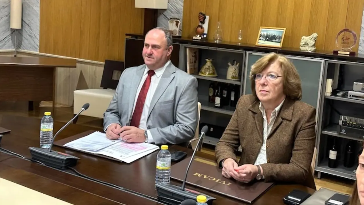 El consejero de Agricultura, Ganadería y Desarrollo Rural, Julián Martínez Lizán, ha presidido el Patronato de la Fundación Tierra de Viñedos