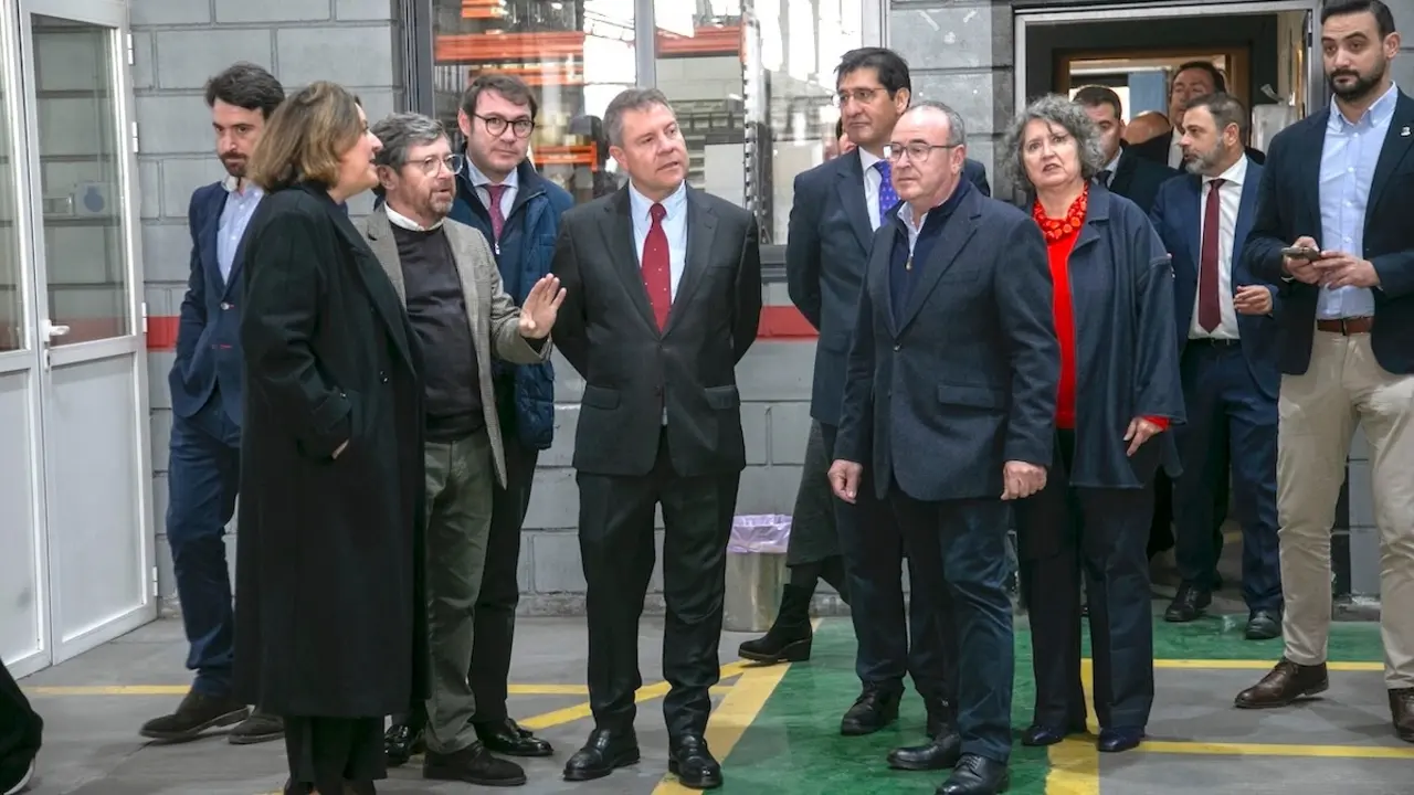 El presidente de Castilla-La Mancha, Emiliano García-Page, ha visitado en Pedro Muñoz (Ciudad Real), las instalaciones de la empresa Farcinox