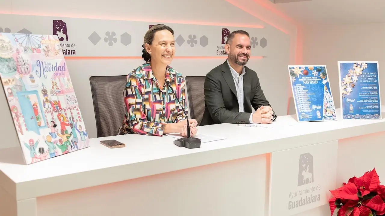 La alcaldesa de Guadalajara, Ana Guarinos, acompañada del concejal de Festejos, Santiago López Pomeda, ha presentado la programación de Navidad