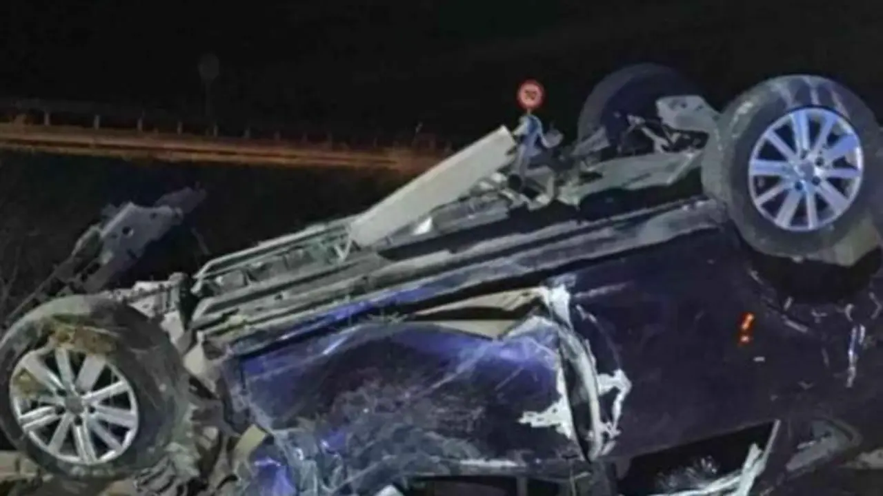 Un hombre se fuga tras asesinar a una mujer embarazada y dejar a 3 niños heridos, accidente de tráfico, choque, colisión, volcado, volcar