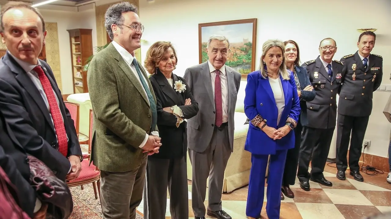 La presidente del Consejo de Estado, Carmen Calvo, y el Fiscal General del Estado, Álvaro García, en el acto de homenaje a la Constitución en la Delegación de Gobierno en Castilla-La Mancha