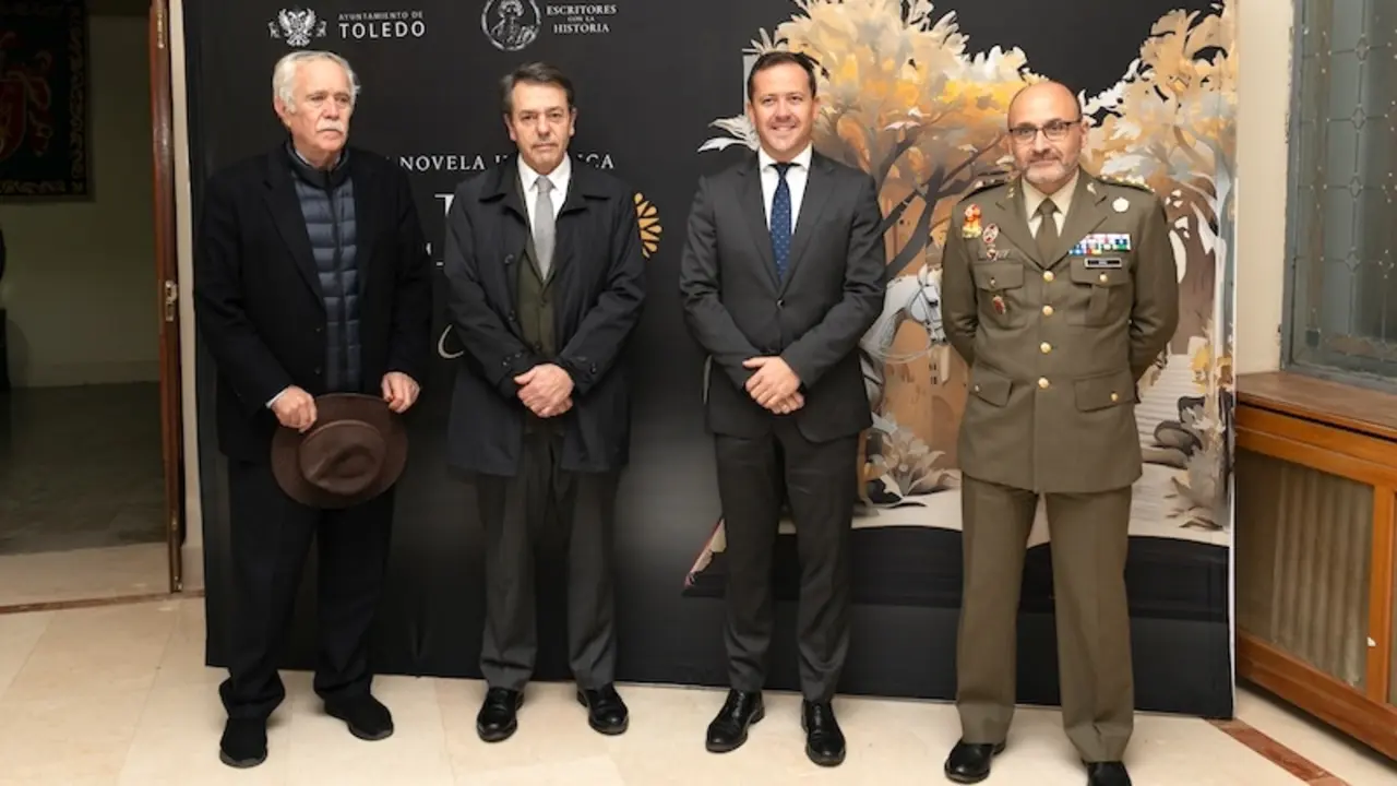 El alcalde de Toledo, Carlos Velázquez, ha asistido a la conferencia de Augusto Ferrer Dalmau dentro del ciclo de Novela Histórica 'Toledo Luz de Europa'