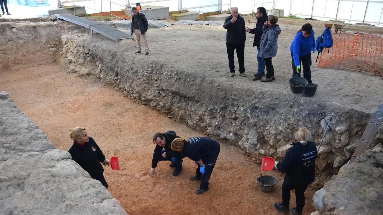 El Recual de Noheda excava hasta los cimientos del edificio hallado en 2021