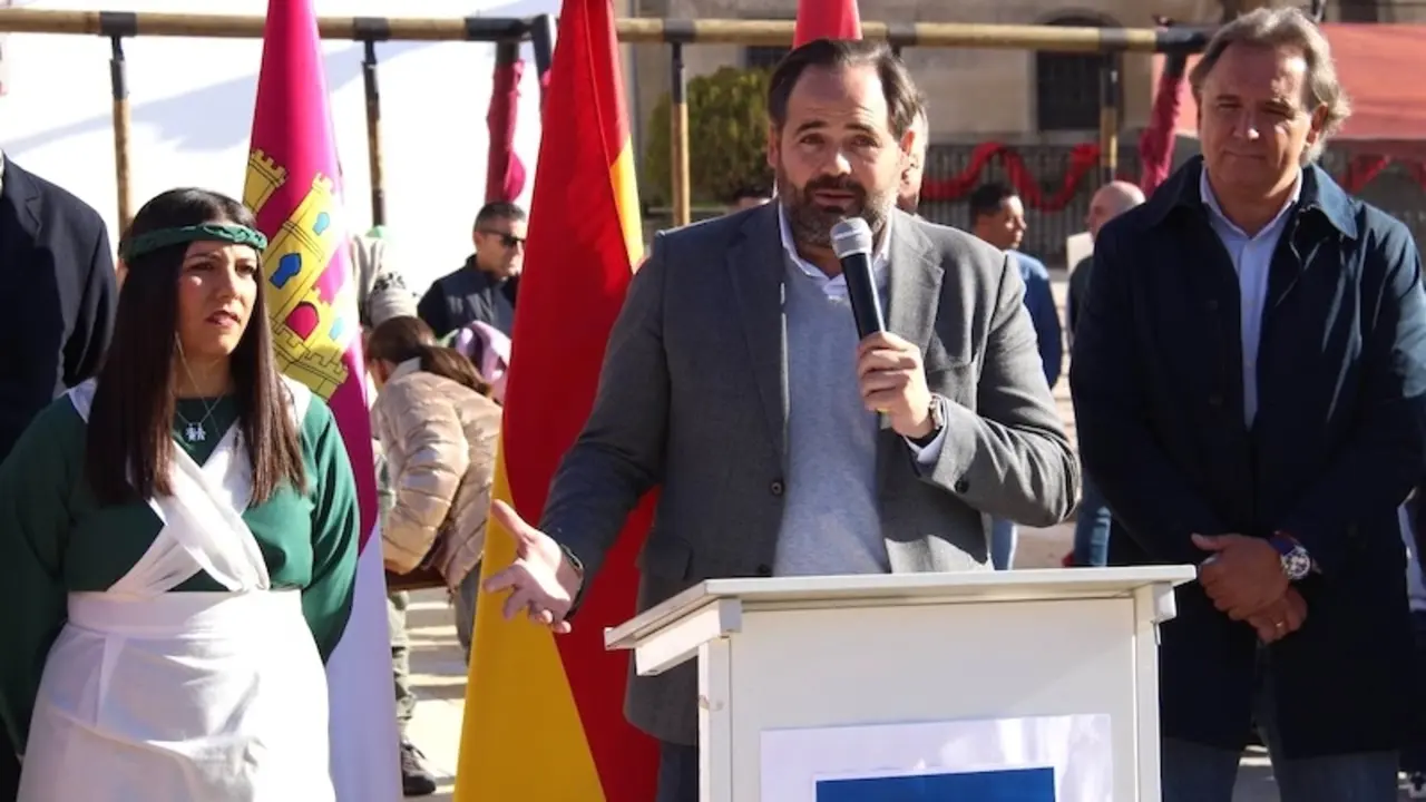 El presidente del PP de Castilla-La Mancha, Paco Núñez, este viernes en su visita a la localidad toledana de Lucillos