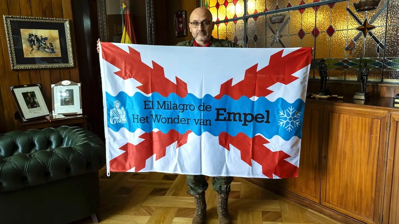 El coronel Álvaro Díaz, director del centro de formación militar de la Academia de Infantería de Toledo, posa con la bandera&nbsp;de Empel en un momento de la entrevista - EFE/Ángeles Visdómine