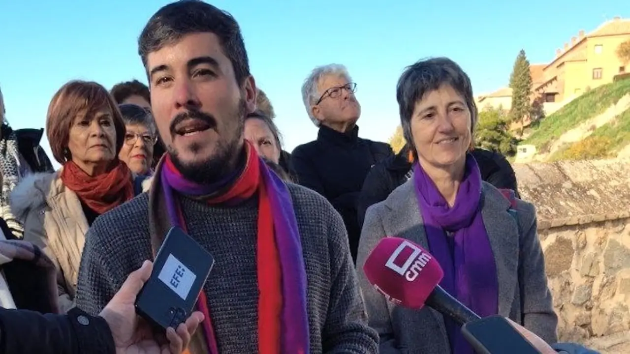 El actual coordinador regional de Podemos Castilla-La Mancha y candidato a la reelección, José Luis García Gascón, atendiendo a los medios este sábado en Toledo