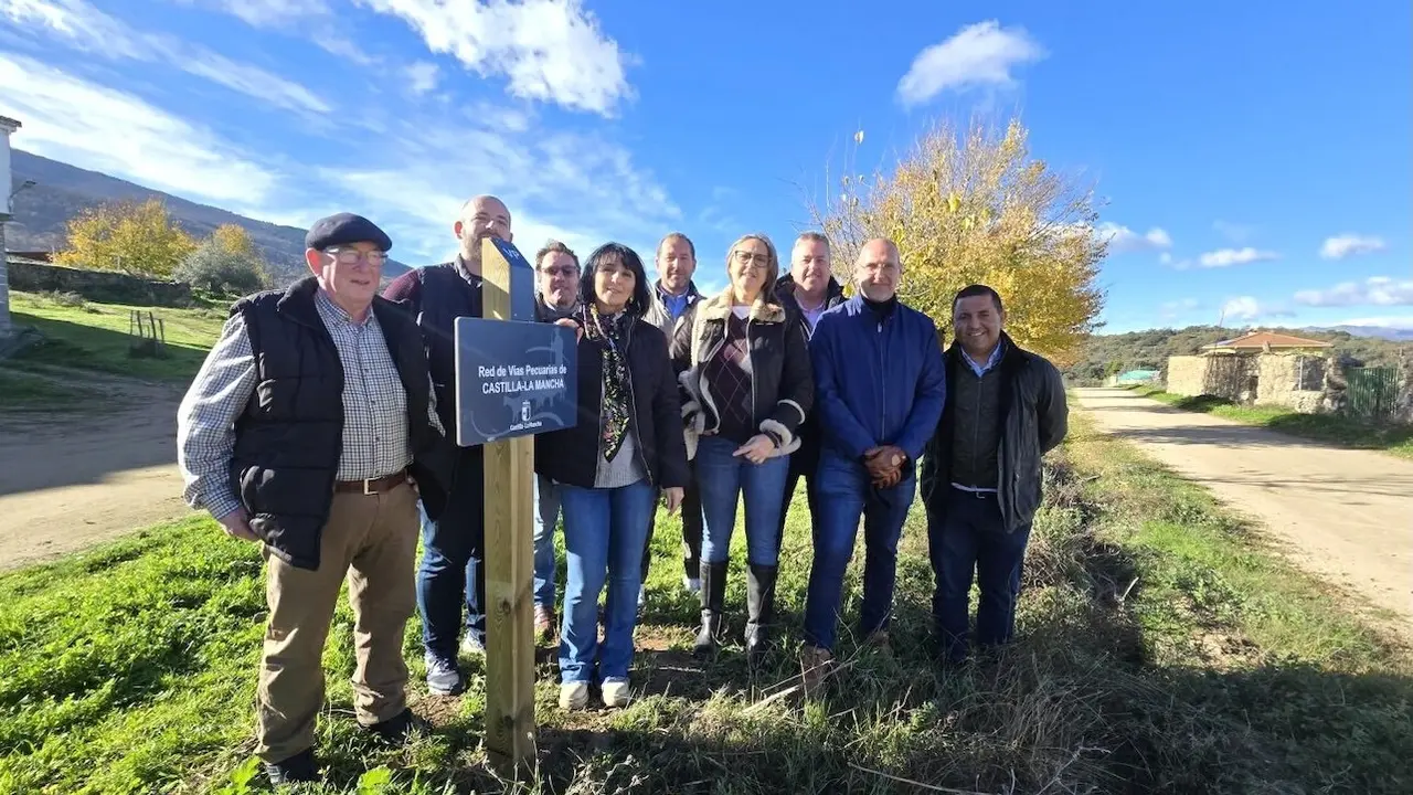 La directora general de Medio Natural y Biodiversidad, Susana Jara, este sábado durante su visita a la vía pecuaria denominada ‘Cañada Real Leonesa Oriental’ en el tramo que discurre concretamente entre los pueblos de Navamorcuende y Almendral de la Cañada