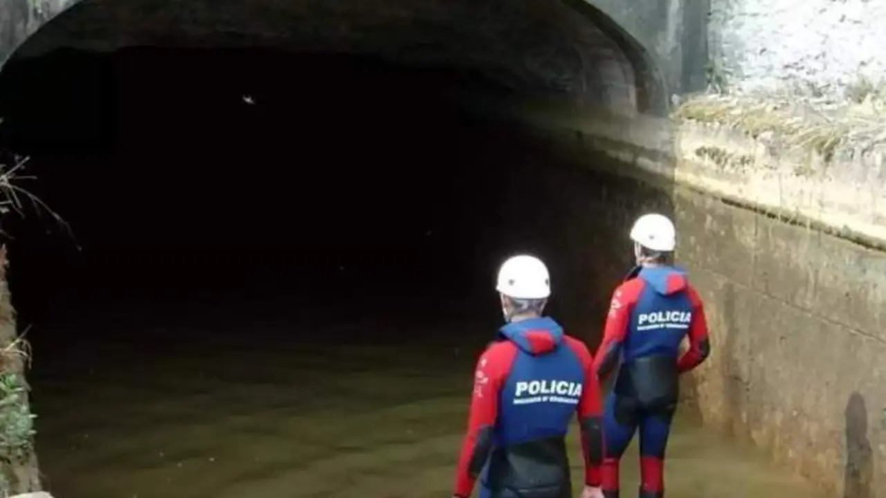 Aparece un cadáver en estado de descomposición en una alcantarilla de un río