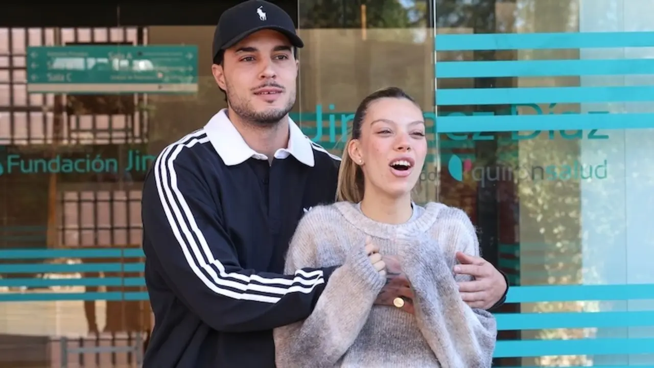 En la imagen Alejandra Rubio y Carlos Costanzia posando este sábado a las puertas del hospital tras convertirse en padres