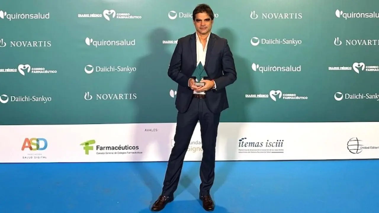 El director general de Salud Digital del Gobierno de Castilla-La Mancha, Cayetano Fuentes, posa con el premio E-nnova Health 2024