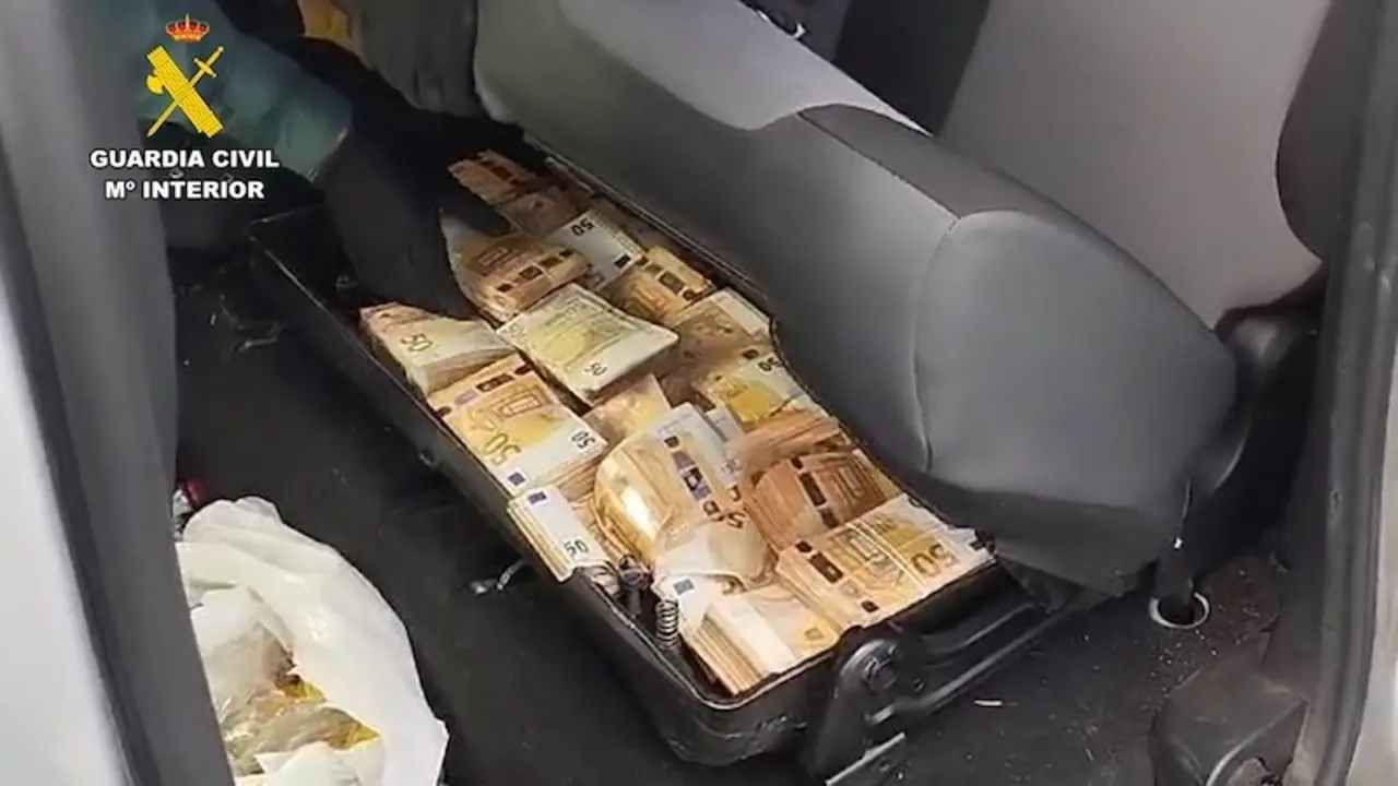 Intervienen en la A-43 bajo el asiento de un coche 280.000 euros sin declarar