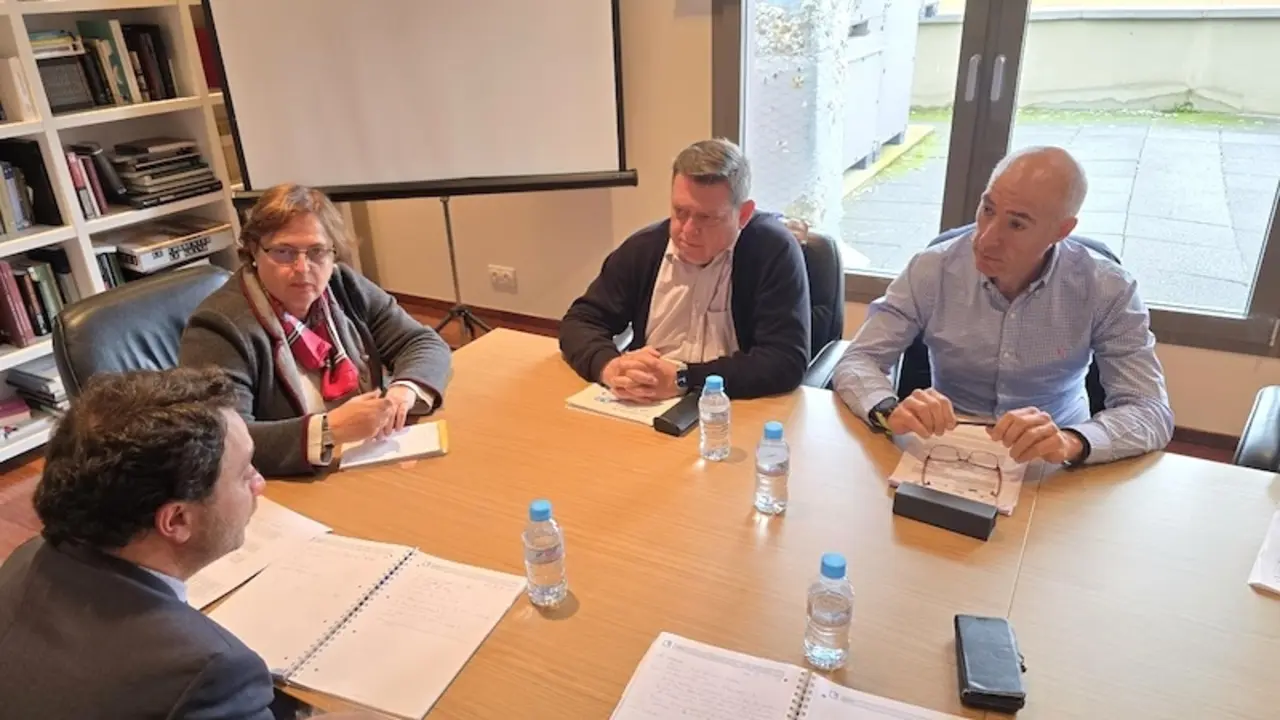 La directora de la Agencia del Agua de Castilla-La Mancha, Mercedes Echegaray, durante la reunión con el alcalde de Cobisa (Toledo), Félix Ortega