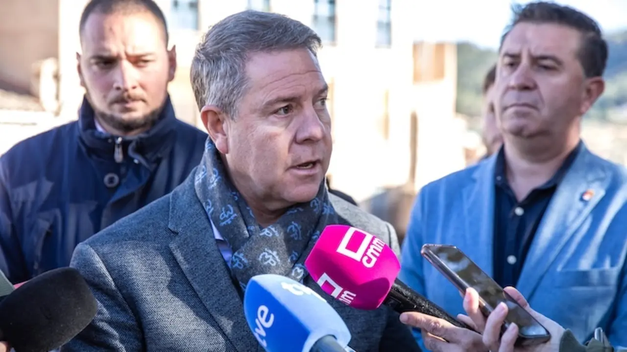 El presidente de Castilla-La Mancha, Emiliano García-Page, atendiendo a los medios de comunicación este lunes en la localidad albaceteña de Letur