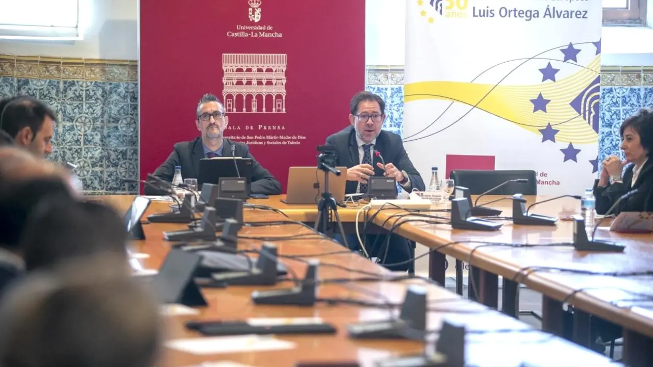 El director gerente de la Agencia de Transformación Digital, Juan Ángel Morejudo, en la conferencia inaugural de la jornada sobre Inteligencia Artificial (IA) y sector público en Castilla-La Mancha: regulación y casos de uso