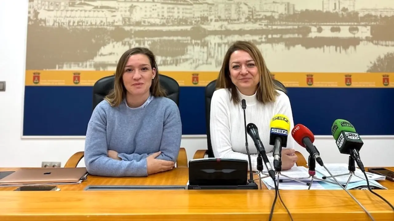 La viceportavoz del equipo de Gobierno de Talavera, Gelen Delgado (d), con la concejal de Seguridad Ciudadana, Macarena Muñoz (i), en rueda de prensa