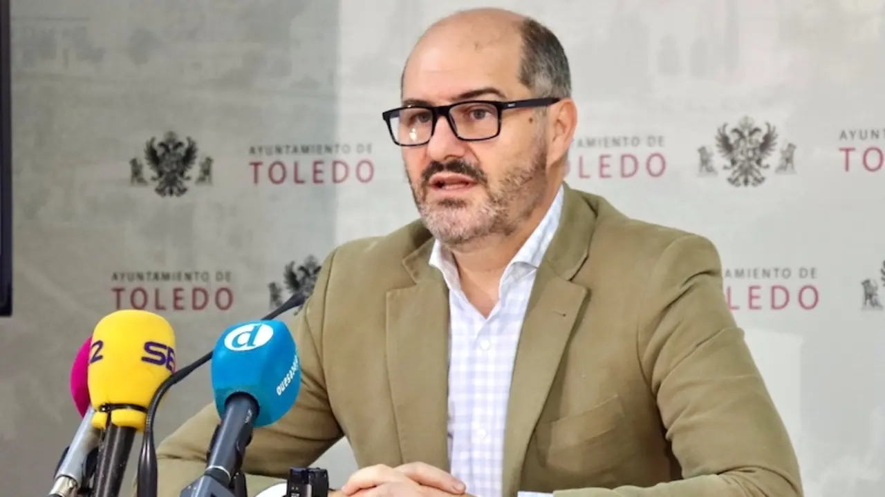 El concejal de Turismo del Ayuntamiento de Toledo, José Manuel Velasco, durante la rueda de prensa que ha ofrecido
