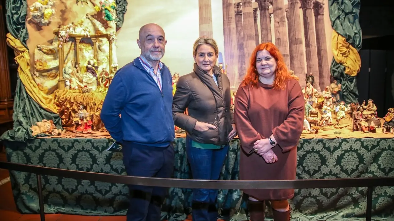 La delegada del Gobierno en Castilla-La Mancha, Milagros Tolón, ha visitado en Toledo el belén napolitano instalado en el Museo del Greco
