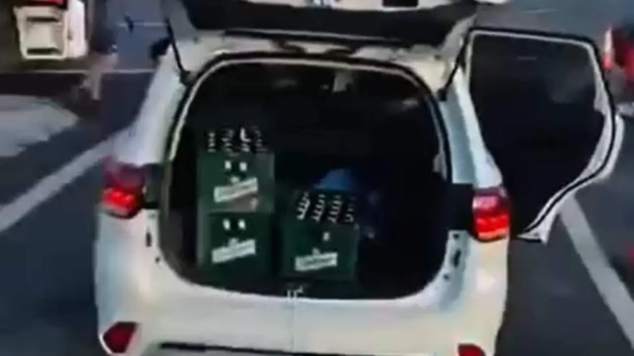 VIDEO. Saquean la cerveza que había perdido un camión accidentado parando el tráfico