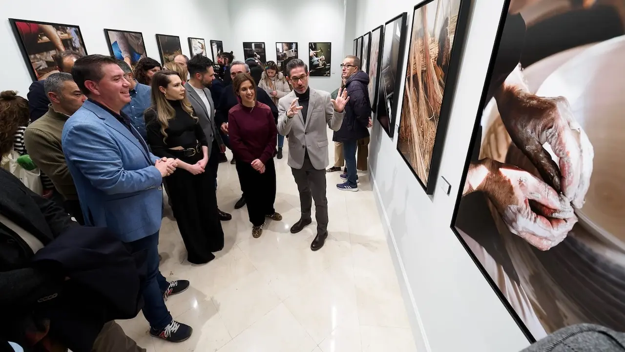 Cabañero inaugura en el Fontecha la exposición del ambicioso proyecto ‘One and Twelve Chairs’, un homenaje de la Diputación de Albacete a la tradición y creatividad artesanas de la provincia