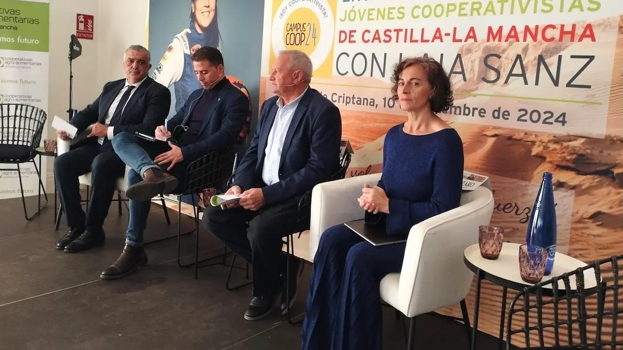 Cooperativas Agro-Alimentarias aborda los problemas de la juventud rural de Castilla-La Mancha con la piloto de rally Laia Sanz