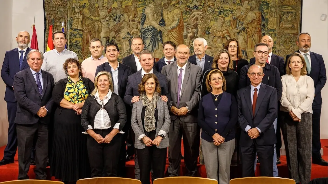 El presidente de regional, Emiliano García-Page, ha presidido en el Palacio de Fuensalida de Toledo la firma de la declaración institucional para iniciar la concertación del ‘Acuerdo por el Crecimiento Económico y Social: Castilla-La Mancha, Horizonte 2030’