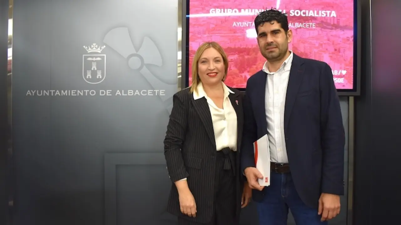 La portavoz del PSOE en el Ayuntamiento de Albacete, Amparo Torres, acompañada del concejal socialistas, José González, en rueda de prensa