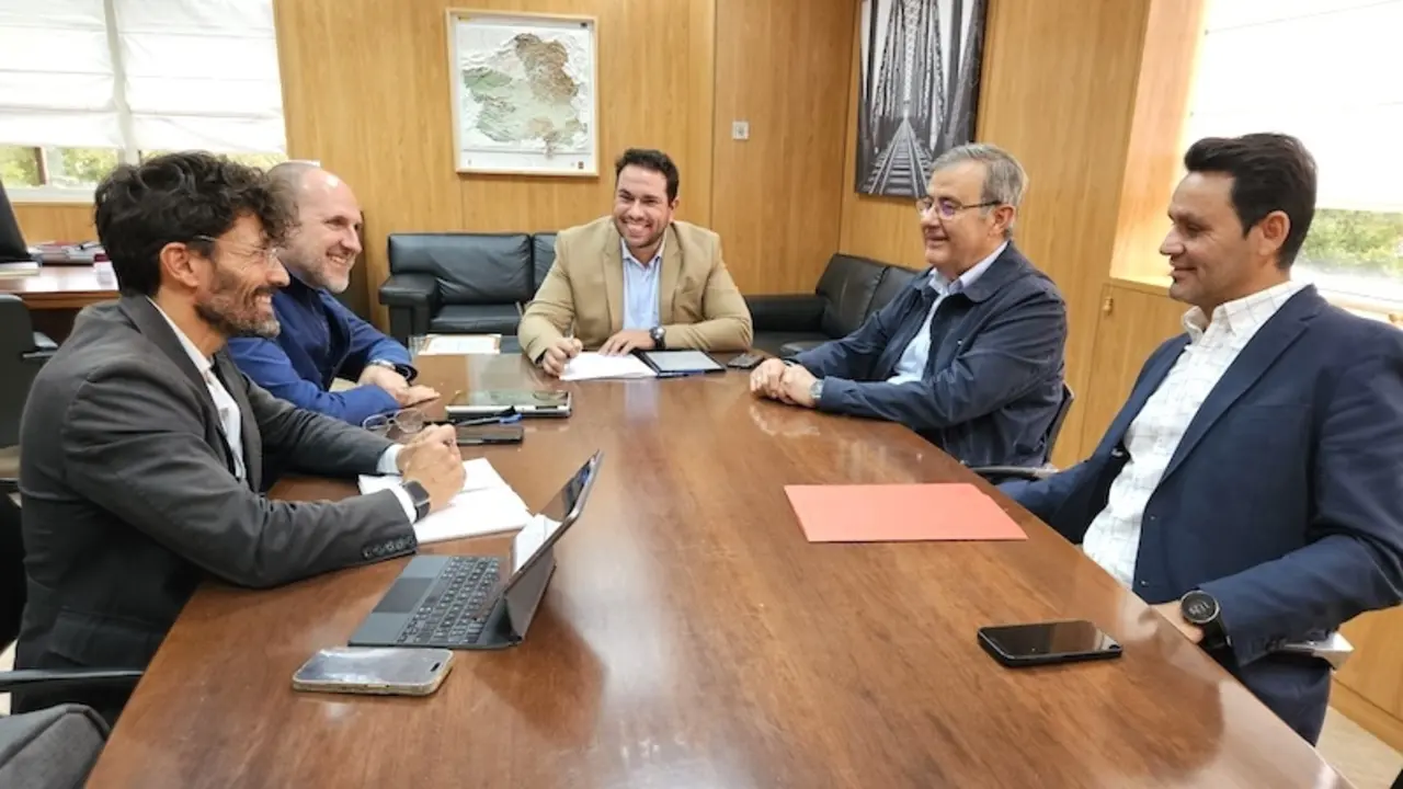 Reunión entre el director general de Transportes, Rubén Sobrino; el delegado provincial de Fomento, Jorge Moreno; y el delegado de la Junta en Talavera, David Gómez; con el alcalde de Velada, José Luis Cebadera, y el teniente de alcalde, Gustavo Acosta