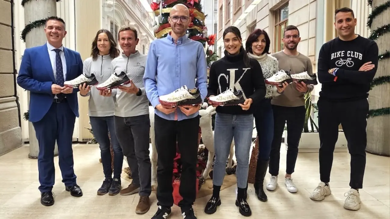 Los ganadores de circuitos provinciales reciben sus zapatillas personalizadas