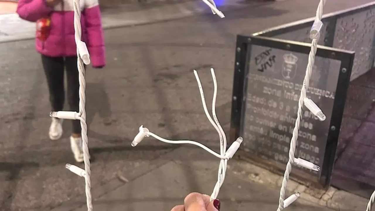 Denuncian la vandalización del árbol de Navidad en la Plaza de la Constitución de Cuenca