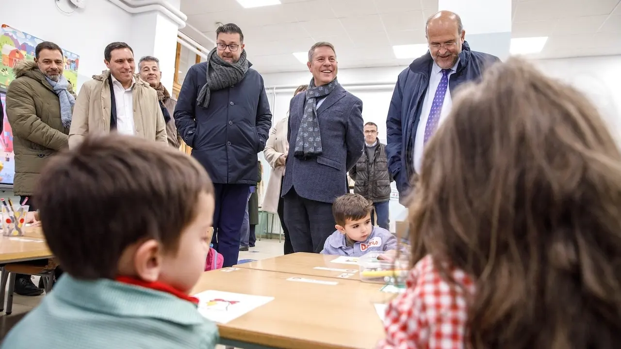 El presidente de Castilla-La Mancha, Emiliano García-Page, ha inaugurado la Escuela Infantil ubicada en el paseo Hermanos Valdés, de Talayuelas (Cuenca)