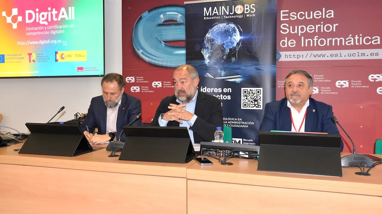 El rector de la UCLM, Julián Garde; el vicerrector de Transformación Digital y Estrategia, Ismael García, y el secretario de la sectorial TIC de la CRUE, Pedro Miguel Ruiz, en la presentación de DigitaAll