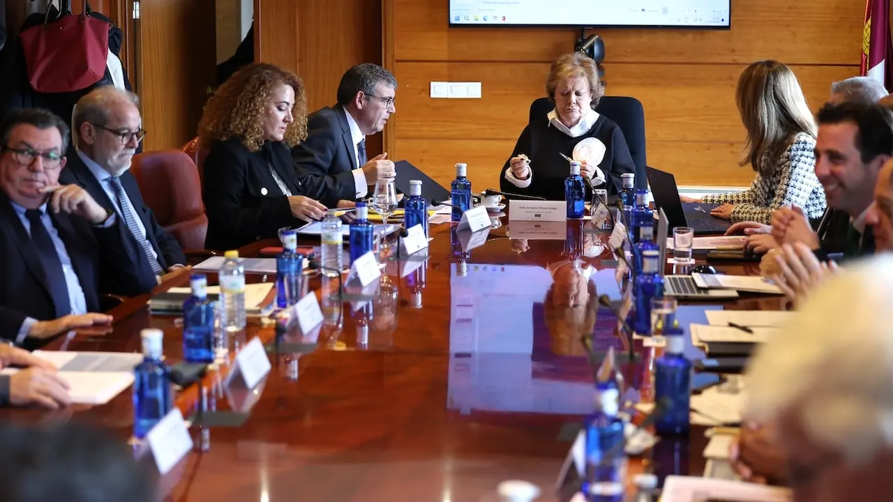 La presidenta del Tribunal de Cuentas de España, Enriqueta Chicano, preside la reunión de la Comisión de coordinación de presidentes del Tribunal de Cuentas y de los órganos de control externo de las comunidades autónomas, que ha acogido el Parlamento de Castilla-La Mancha - EFE/Ismael Herrero