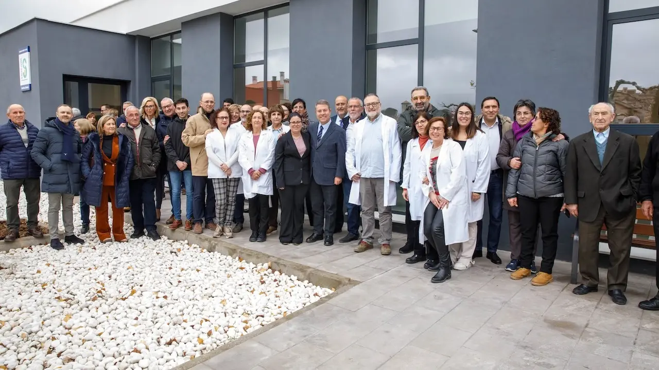 El presidente de Castilla-La Mancha, Emiliano García-Page, ha inaugurado el consultorio local de Aliaguilla, ubicado en la calle Cuenca de esta localidad