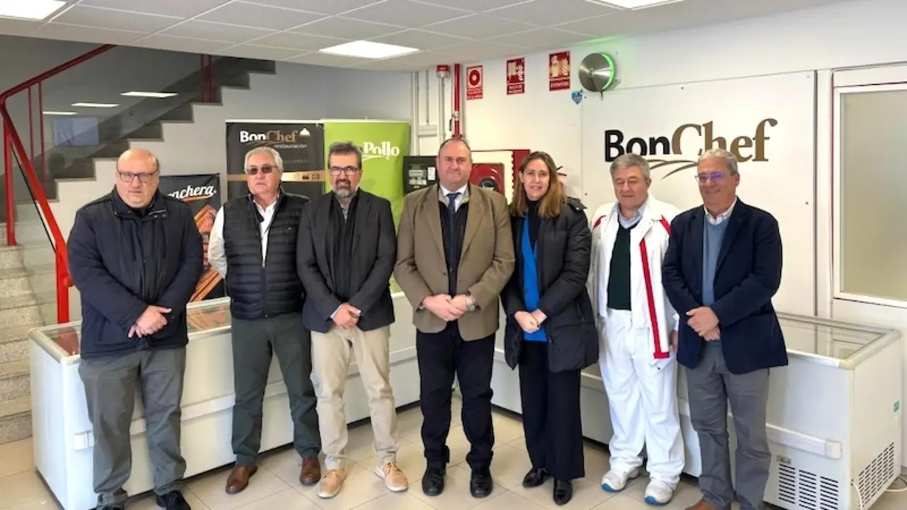 El consejero de Agricultura, Ganadería y Desarrollo Rural, Julián Martínez Lizán, ha visitado las empresas BonChef y Jamones Duríber en Guadalajara