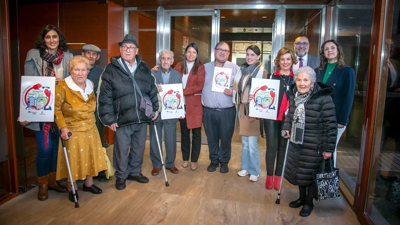 La consejera de Bienestar Social de Castilla-La Mancha, Bárbara García Torijano, ha presentado en Toledo una nueva edición de la campaña ‘Navidad en Compañía. Ningún Mayor Solo’