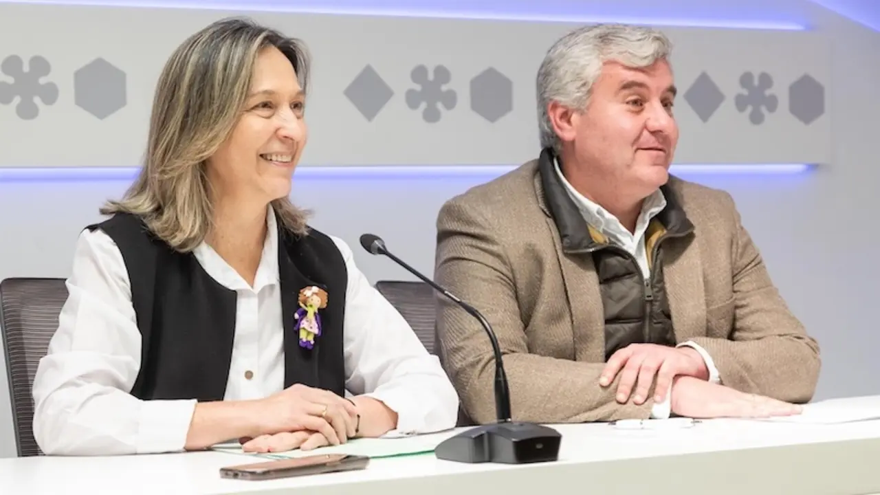 La alcaldesa de Guadalajara, Ana Guarinos, en una comparecencia junto al concejal de Economía y Hacienda, Alfonso Esteban