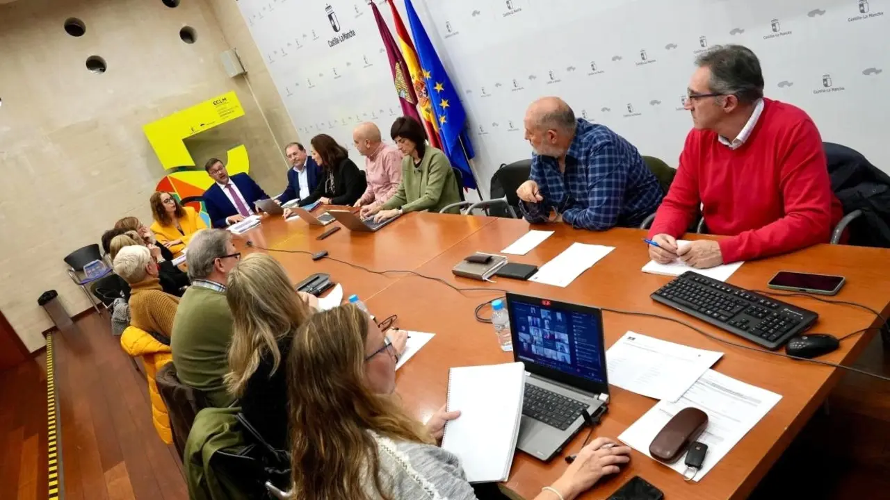 En la imagen un instante de la reunión del Consejo Escolar de Castilla-La Mancha en la que han participado los consejeros de Igualdad y de Educación, Cultura y Deportes