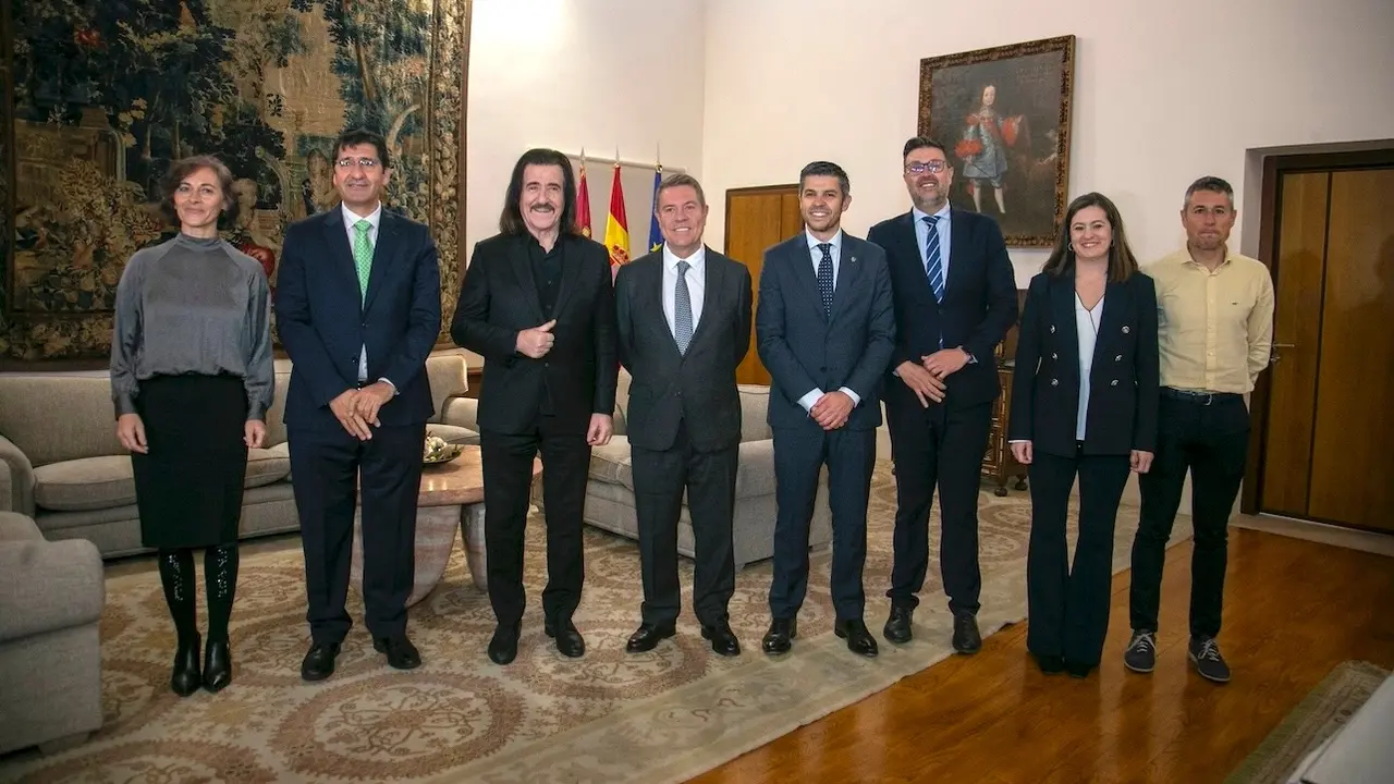 El presidente de Castilla-La Mancha, Emiliano García-Page, ha firmado en el Palacio de Fuensalida de Toledo el documento de apoyo a la candidatura de Campo de Criptana (Ciudad Real) para que forme parte de la red de Ciudades Creativas de la UNESCO