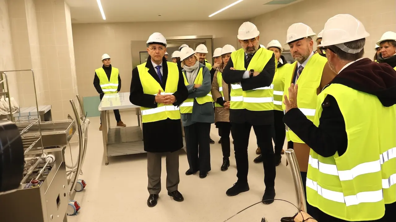 El consejero de Sanidad de Castilla-La Mancha, Jesús Fernández Sanz, durante la visita que ha realizado al nuevo Hospital Universitario de Cuenca