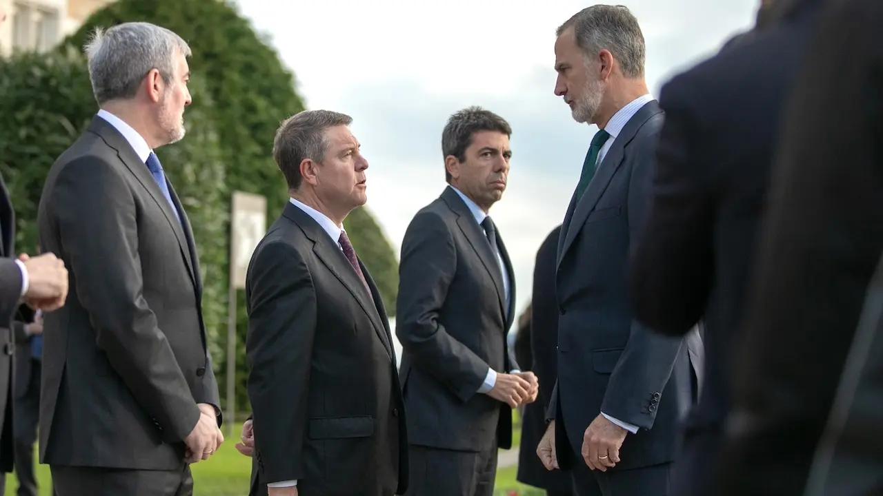 En la imagen el presidente de Castilla-La Mancha, Emiliano García-Page, y el rey Felipe VI, conversan al inicio de la Conferencia de Presidentes que se celebra en Santander