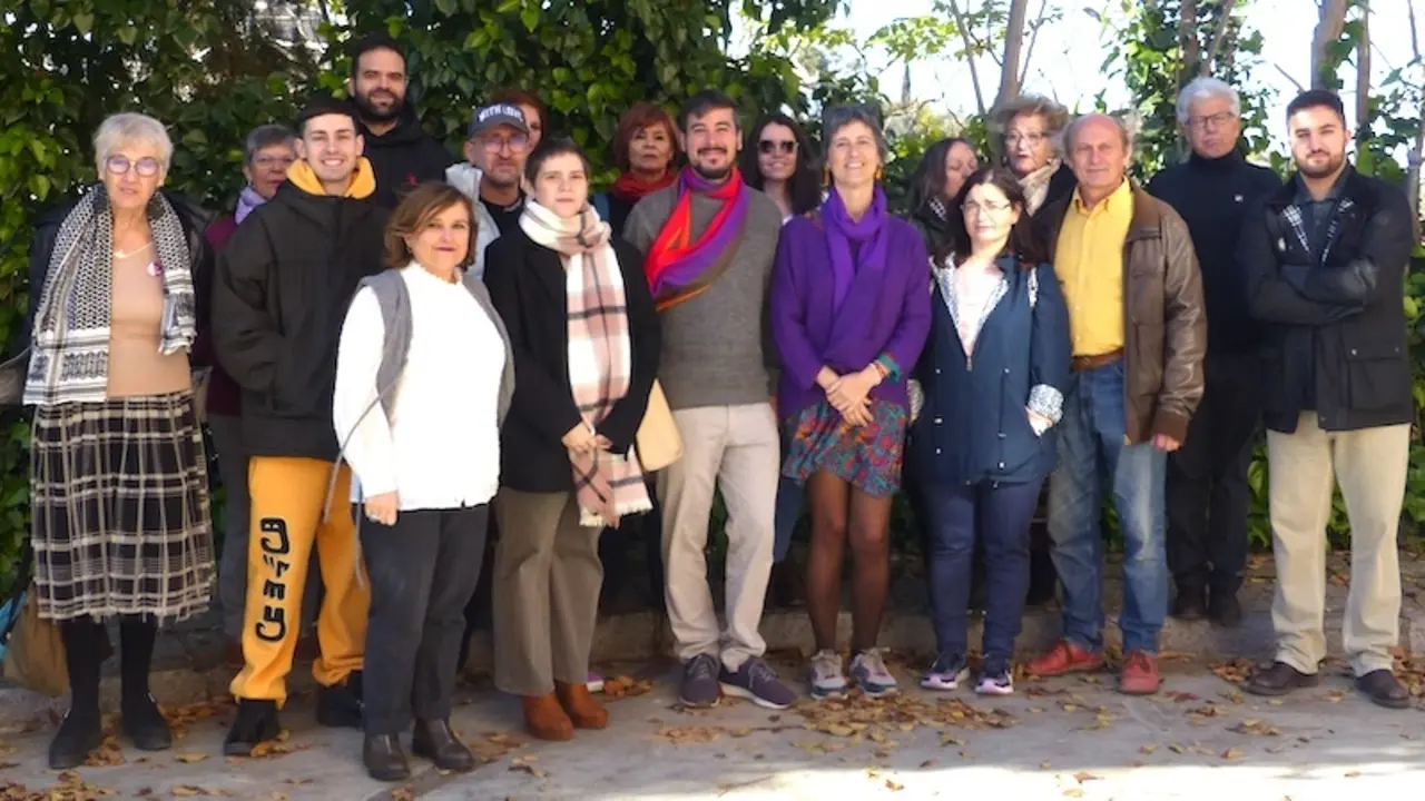 El coordinador autonómico de Podemos Castilla-La Mancha y líder de la candidatura 'Transformar Castilla-La Mancha', José Luis García Gascón, junto a miembros de la candidatura
